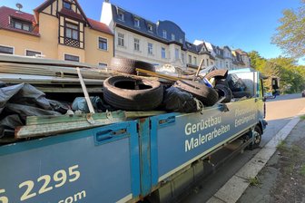„Rollende Müllhalde“ in Reichenbach gibt Rätsel auf - Dieser Lkw ohne Kennzeichen stand wochenlang im Parkverbot auf der Thälmannstraße in Mylau.