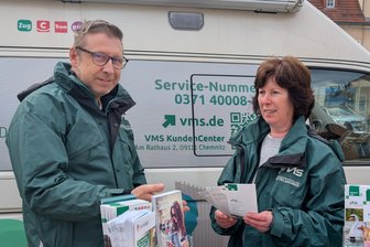 Rollendes Beratungszentrum: Das sind die Tipps zu Tarifen und Tickets in Bus und Bahn - Marco Köstner und Sabine Schulze gaben Infos rund um den öffentlichen Nahverkehr.