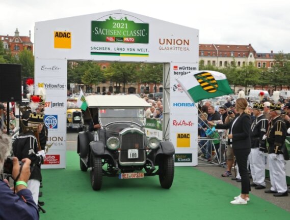 Rollendes Museum mit mehr als 190 Autos - Auftakt zur Rallye im vergangenen Jahr: Die Zwickauer Oberbürgermeisterin Constance Arndt betätigt sich an der Startflagge. 