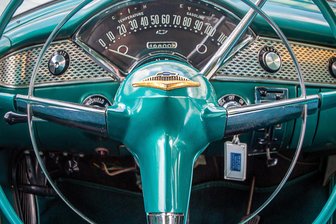 Rollendes Museum passiert Reichenbach und stoppt an der Göltzschtalbrücke - Blick in einen Chevrolet Bel-Air - ein Foto von der ersten Auflage der Meister-Classics.