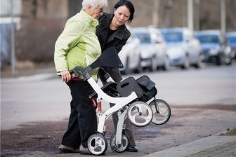 Rollifahrt mit Hindernissen - Bremsen festhalten, ankippen: Diesmal kann Marina Pflaum der 85-jährigen Irene Pawlik über den Bordstein helfen. Doch sie ist nicht immer dabei. 