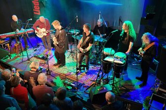 Rolling-Stones-Mitbegründer in Lichtentanne: Dick Taylor holt sich Begeisterungsstürme ab - Auf das Können der Band Tallyman konnte sich Dick Taylor (2.v.l.) beim Konzert in Lichtentanne jederzeit verlassen.
