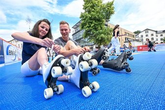 Rollschuhbahn in Limbach-Oberfrohna: Wie kommt das Angebot bei den Besuchern an? - Seit Anfang Juli steht die Rollschuhbahn auf dem Johannisplatz in Limbach-Oberfrohna. Das sportliche Angebot wird gut genutzt – vorausgesetzt das Wetter stimmt.