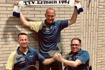 Rollstuhl-Tischtennis: Der TTV Erlbach steigt in die 2. Bundesliga auf - Der Erlbacher Zweitliga-Aufsteiger mit Andre Czinkewitz (links), Jiri Sucharda (rechts) und Coach Stefan Adler.