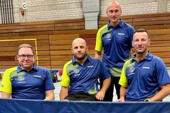 Rollstuhl-Tischtennis: Neuzugang des TTV Erlbach fliegt aus Brasilien ein - Das Erlbacher Team mit Jiri Sucharda, Petr Svatos und André Czinkewitz (von links). Hinten Coach Stefan Adler.