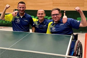 Rollstuhl-Tischtennis: TTV Erlbach mit acht Siegen in acht Spielen - Die erfolgreiche Erlbacher Delegation. Von links Andre Czinkewitz, Coach Stefan Adler und Jiri Sucharda.