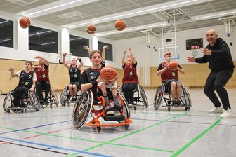 Rollstuhlbasketball: Ein Weltmeister für die Niners Chemnitz - RBB-Trainer Marian Molnar (rechts) freut sich über Neuzugang Til Augustin (vorn), der kürzlich sein Niners-Debüt feierte.