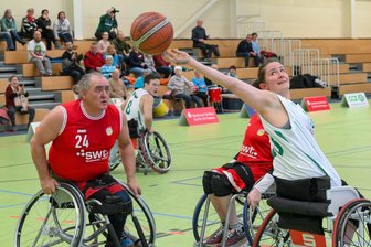 Rollstuhlbasketball: RB Zwickau feiert trotz Personalsorgen einen Kantersieg - Marianne Buso (am Ball) und die Rollstuhlbasketballer von RB Zwickau hatten am Sonntag wenig Mühe mit den Gästen vom RSKV Tübingen.