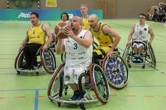 Rollstuhlbasketball: RB Zwickau überrollt auch Alba Berlin - Die Gäste von Alba Berlin wurden von den Zwickauer Rollstuhlbasketballern um Daniel Gehse (am Ball) förmlich überrollt.