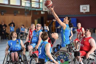 Rollstuhlbasketball: Zwickauer Spielertrainerin sieht trotz klarem Auftaktsieg noch viele Baustellen - Maximilian Chagger (am Ball) avancierte zum Saisonauftakt in Tübingen zum erfolgreichsten Werfer der Zwickauer Rollstuhl-Basketballer.