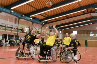 Rollstuhlbasketballer aus dem Erzgebirge fegen ab sofort sicherer und wendiger übers Parkett - Wacker haben sich die Zschorlauer Rollstuhlbasketballer um Roland Eichler (Mitte) auch gegen den Favoriten aus Hof geschlagen.