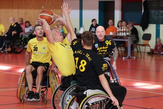 Rollstuhlbasketballer aus dem Erzgebirge freuen sich über große Errungenschaft - Sein 19. Turnier für Freizeitmannschaften richtet der ESV Zschorlau – im Bild Sigmund Jungerwirth beim Wurf – am Sonnabend aus.