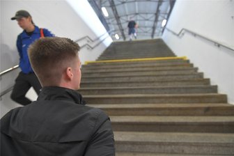 Rollstuhlfahrer aus Freiberg kommt nicht mit der Bahn nach Dresden - Im Bahnhof Freiberg ist derzeit der Fahrstuhl zum Bahnsteig 2/3 wegen Bauarbeiten gesperrt. Rollstuhlfahrer Louis Seifert kann deshalb nicht direkt mit dem Zug nach Dresden fahren.