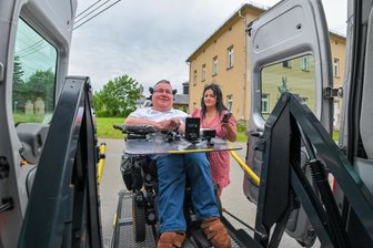 Rollstuhlfahrer muss Rostlaube ersetzen: Warum ihm so viele Vogtländer beim Autokauf helfen wollen - Beim Einsteigen in sein Auto braucht Klaus Hergert die Hilfe von Julia Müller.