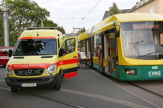 Rollstuhlfahrerin stürzt in Straßenbahn - 