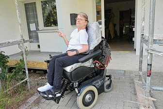 Rollstuhlfahrerin sucht Hunde-Ausführer – doch die Helfer kamen in böser Absicht - Die Terrasse, über die ihr Hund Stella früher auf eine Wiese laufen konnte ist wegen Bauarbeiten gesperrt. Auch Marion Junghans kommt nicht weiter.