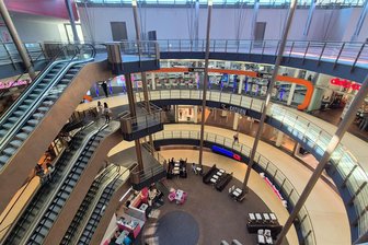 Rolltreppen in Galerie Roter Turm in Chemnitz werden repariert - Wegen Mängel sind die Rolltreppen in der Einkaufsgalerie Roter Turm, die nach unten fahren, momentan nicht fahrbereit.
