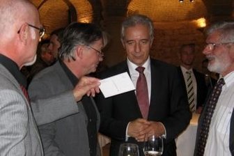 Roman Herzog lobt Engagement der Bitex - Wolfgang Horlbeck (l.) überreicht Ministerpräsident Stanislaw Tillich (2. v. r.) im Beisein von Christian Pöllmann und Volker Liskowsky (r.) eine Tex-Postkarte.