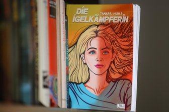 "Die Igelkämpferin" heißt der Roman von Tamara Huhle, ehemalige Professorin an der Medienfakultät der Hochschule Mittweida. 