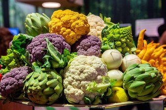 Romanesco, lila und mehr: Blumenkohl begeistert mit Vielfalt - Blumenkohl in Gelb, Grün oder Lila bringt Abwechslung auf den Teller und schmeckt genauso gut wie der klassische Weiße. Optisches Highlight ist auch der Romanesco mit seinen türmchenartigen Rosen.