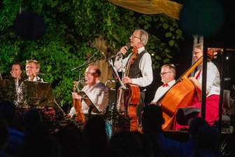 Romantischer Abend in lauer Sommernacht an der Talsperre Pöhl - Das Chursächsische Salonorchester entführte das Publikum mit schwungvollen und heiteren Musikstücken in die laue Sommernacht.