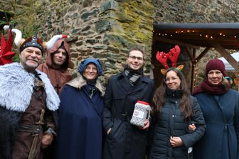 Romantischer Adventsmarkt an den Burgsteinruinen im Vogtland unter neuer Regie: „Es ist gut, dass hier wieder etwas passiert“ - Mit Lust und Liebe zum Detail: Fredy Groß, Niklas Richter, Martina Groß, Yvo Weykopf, Ronja Baumann und Angie Kummer von den Organisatoren.