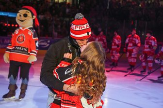 Romantischer Moment vor Heimspiel der Eispiraten Crimmitschau: Was hinter der Idee zum Heiratsantrag vor großer Kulisse steckt - Mut und Kuss sorgen für Applaus von den Rängen: Lisa-Marie nimmt den Heiratsantrag von Alexander an.
