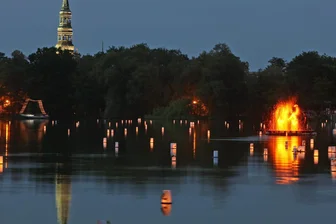 Romantisches Lichterfest in Zwickau: Eine Schlechtwettervariante gibt es nicht - Idealerweise sieht’s beim Lichterfest für Robert Schumann so aus am Schwanenteich.
