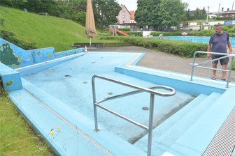 Romanusbad Siebenlehn: Wie ist der Stand bei der Sanierung? - Im Romanusbad Siebenlehn soll das Kinderbecken, hier mit dem verantwortlichen Rettungsschwimmer Marcel Säurich, eine neue Folie erhalten und erweitert werden. Übrigens lag die Wassertemperatur im großen Becken am Donnerstag laut Internetseite des Bades bei 23,5 Grad Celsius. Bis einschließlich zum 1. September hat das Bad täglich von 9 bis 20 Uhr geöffnet.