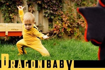 Romeo, der Drachentöter - "Kill Bill" lässt grüßen: Baby Romeo in Aktion.