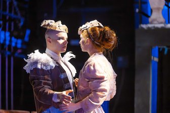 Romeo und Julia in Freiberg: Moderne Inszenierung zwischen Liebe und Struktur - Rome (Milon Goetz) und Julia (Nele Schweers) auf dem Maskenball: Während die Menge im Takt zappelt, bewegen sich die beiden langsam aufeinander zu.