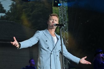 Ronan Keating in Zwickau: Kreischalarm und Glückseligkeit auf der Freilichtbühne - Markante Stimme, hoher Schmachtfaktor: Ronan Keating am Samstagabend bei seinem Auftritt in Zwickau.