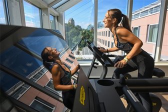Rooftop-Gym in Chemnitz eröffnet: Wo Hotelgäste Sport mit einer tollen Aussicht treiben können - Im Hotel c/o56 auf dem Chemnitzer Schloßberg gibt es nun ein „Rooftop Gym“, in dem die Hotelgäste Sport treiben und den Ausblick genießen können.
