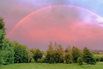 Rosa Regenbogen überspannt das halbe Vogtland - Ein rosafarbener Regenbogen zeigte sich am Dienstagabend über dem Vogtland.