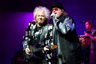 „Rosanne“ und „Africa“ waren ihre großen Hits: Legendäre US-Band Toto kommt nach Zwickau - Steve Lukather (Gitarre) und Joseph Williams (Gesang) von Toto sind mit ihren Fans in Würde gealtert.