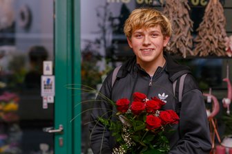 Rosen für die erste Liebe, ein Gesteck fürs Heim: Vier Menschen erzählen, was ihr Strauß bedeutet - Deven Helbig hat für seine Freundin Rosen gekauft.