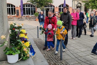 Rosen für Robert: Blumen, Grüße und Ständchen zum 215. Schumann-Geburtstag in Zwickau - Jung und Alt haben am Sonntagnachmittag Blumen am Robert-Schumann-Denkmal niedergelegt.
