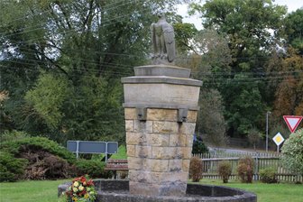 Rosenbach: Drei Denkmäler werden saniert - Das Denkmal in Leubnitz erinnert an die Kriegsopfer.