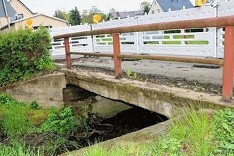Rosenbach muss Brücken prüfen lassen - Die kommunale Brücke in Unterpirk. Sie muss erneuert werden. Sicherheitsbedingt wurde ein Teil der Brücke bereits abgesperrt. 