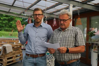 Rosenbacher Bürgermeister für zweite Amtszeit vereidigt - Gemeinderat Eberhard Gradl spricht die Worte zur Vereidigung von Bürgermeister Michael Frisch (links).