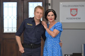 Rosenheim-Cops: Darum steigt die beliebte Sekretärin Frau Stockl tatsächlich aus der ZDF-Kultserie aus - Marisa Burger als Frau Stockl und Max Müller als Polizist Michi Mohr sind seit Jahren in der ZDF-Serie „Die Rosenheim-Cops“ im Polizeispräsidium ein eingespieltes Team. Jetzt verlässt Maria Burger aber die Vorabendserie.