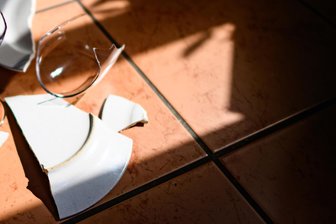 Rosenkrieg mit 84: Eifersucht und Liebe kennen kein Alter - Gefühle altern nicht. Eifersucht ist in der Geschichte unserer Spezies tief verankert, sagt der Chemnitzer Psychologieprofessor Udo Rudolph.