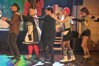 Rosenmontagsball in Adorf: So löst Bürgermeister Rico Schmidt seine Zauberhut-Aufgabe vom 11.11. - Gelungener Faschingsgaudi als erfüllte Aufgabe: 100 rote Clown-Nasen mit Bürgermeister Rico Schmidt an der Spitze zogen als Polonaise durch den Saal.