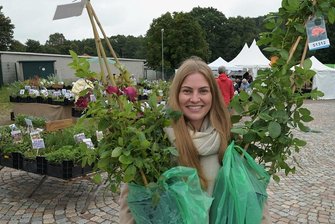Rosenstöcke für den Garten: Messebesucher in Wernesgrün greifen gern zu - Sophie Puschner ging mit Rosenstöcken nach Hause.