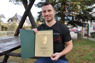 Rossau: 31-Jähriger darf sich in Ehrenbuch eintragen - Christoph Beyer ist für sein vielseitiges ehrenamtliches Engagement in der Gemeinde Rossau ausgezeichnet worden. Er kümmert sich unter anderem um den Fußball-Nachwuchs im Rossauer FC sowie Geselligkeit und Nachbarschaftshilfe.