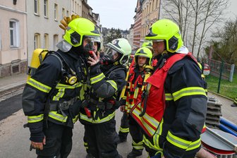 Rossau: Einsatzkräfte der Feuerwehr bekommen neue Atemschutzgeräte - Im Ernstfall müssen Feuerwehrleute mit Atemschutz arbeiten, wie im April in Waldheim.