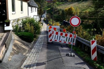 Rossau hat viele kaputte Straßen und wenig Geld - Die Bergstraße im Rossauer Ortsteil Schönborn-Dreiwerden ist eingebrochen und deshalb gesperrt.