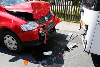 Rossau: Polo prallt auf Bus - vier Verletzte -
