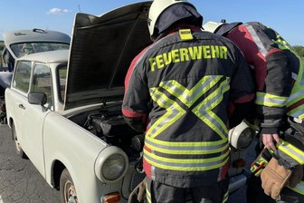 Rossau: Qualmender Trabi führt zu Einsatz von Feuerwehr und Polizei - Ein qualmender Trabant in Schönborn-Dreiwerden sorgte für einen Feuerwehreinsatz.