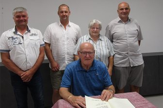 Rossau: Viele Abschiede und acht neue Gesichter im Gemeinderat - Verabschiedung der Gemeinderäte in Rossau: Helmut Dietrich (vorn) war 33 Jahre dabei. Dahinter von links: Gerold Richter (20 Jahre), Rene Lohmann, Regina Ranft (30 Jahre) und Marko Sachse.
